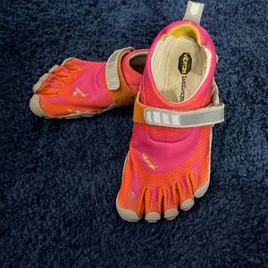Vibram Five Fingers Bikila - size 37 - pink and orange